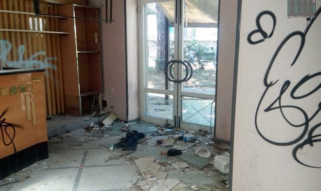 Riapre il bar di Parco 2 Giugno: in tre anni ridotto a rudere alla merc dei vandali